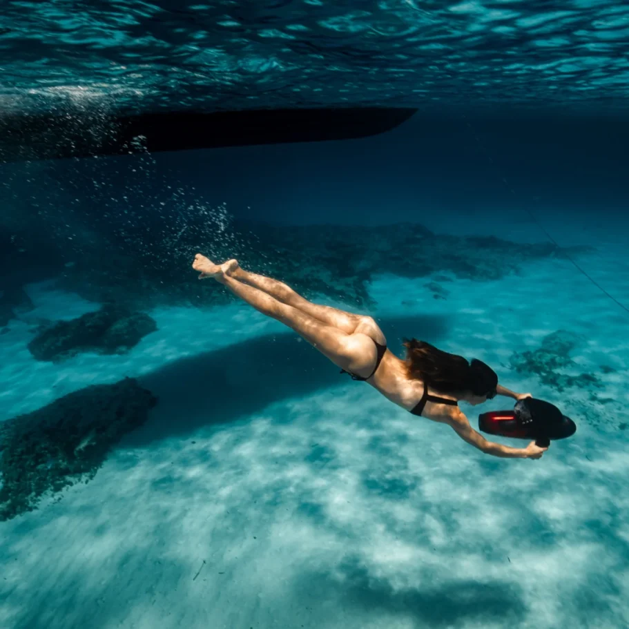 Personne utilisant un scooter sous-marin Infini Blue lors d’une activité nautique en Martinique